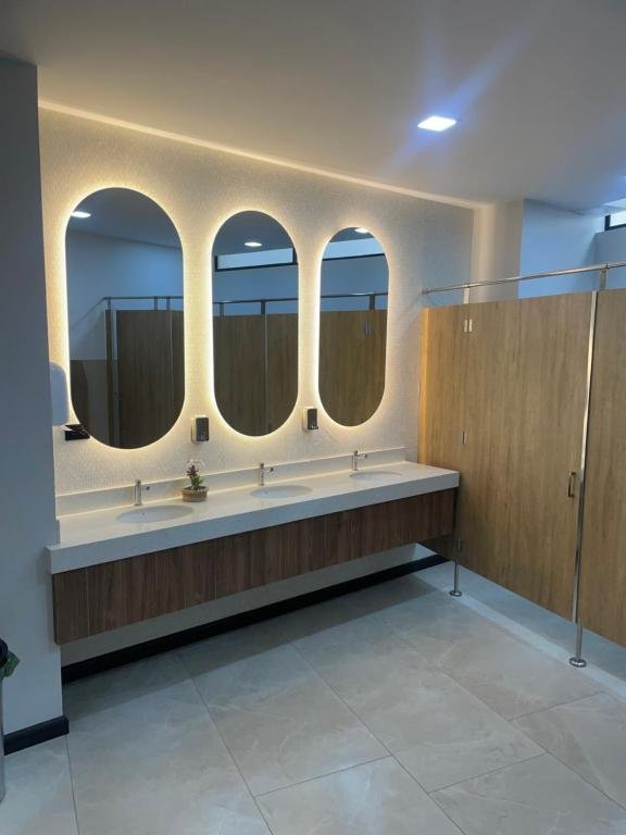 Baños comunes con espejos ovalados