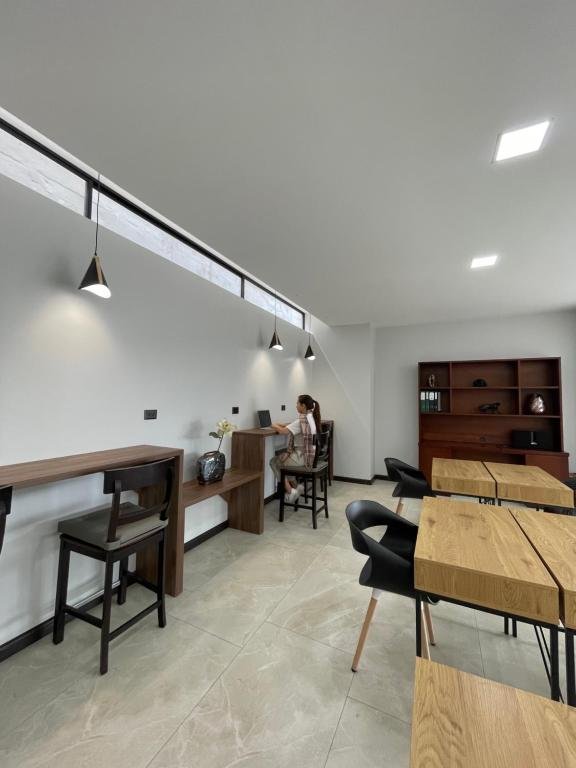Zona de estudio con mesas
