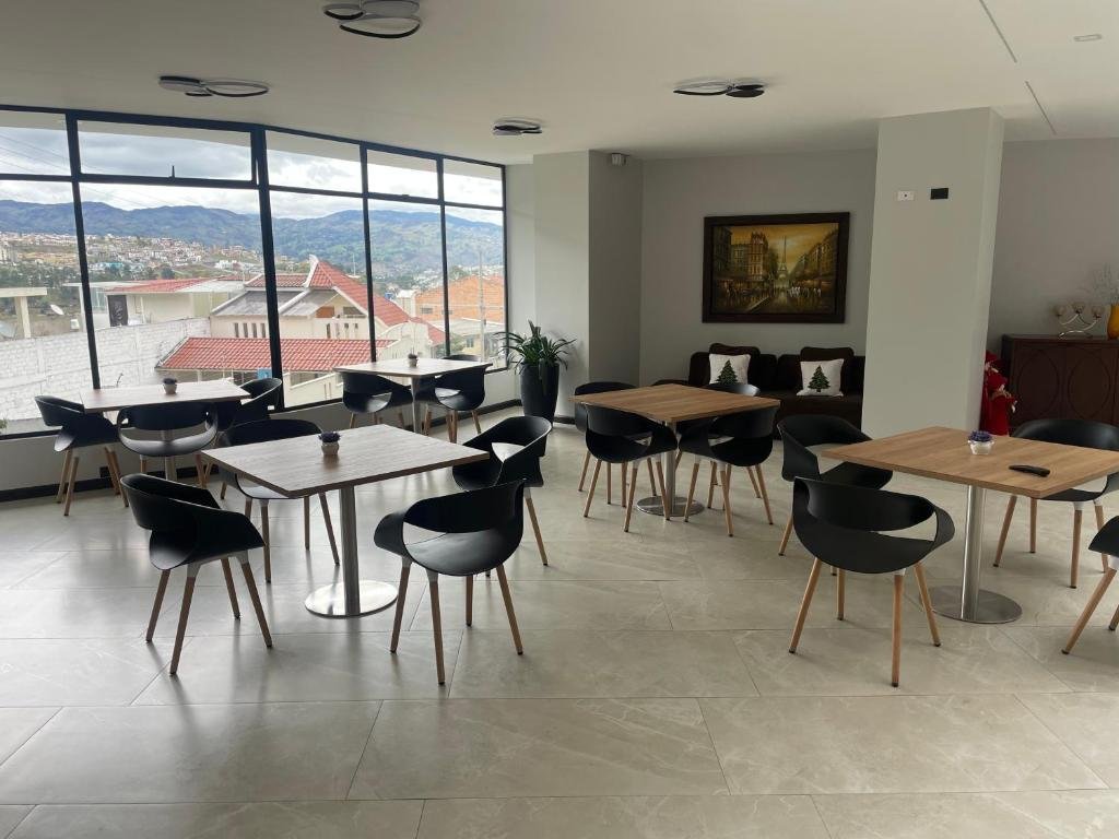 Área de desayuno con vista a Loja