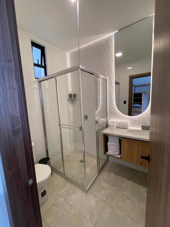 Baño privado con ducha de vidrio